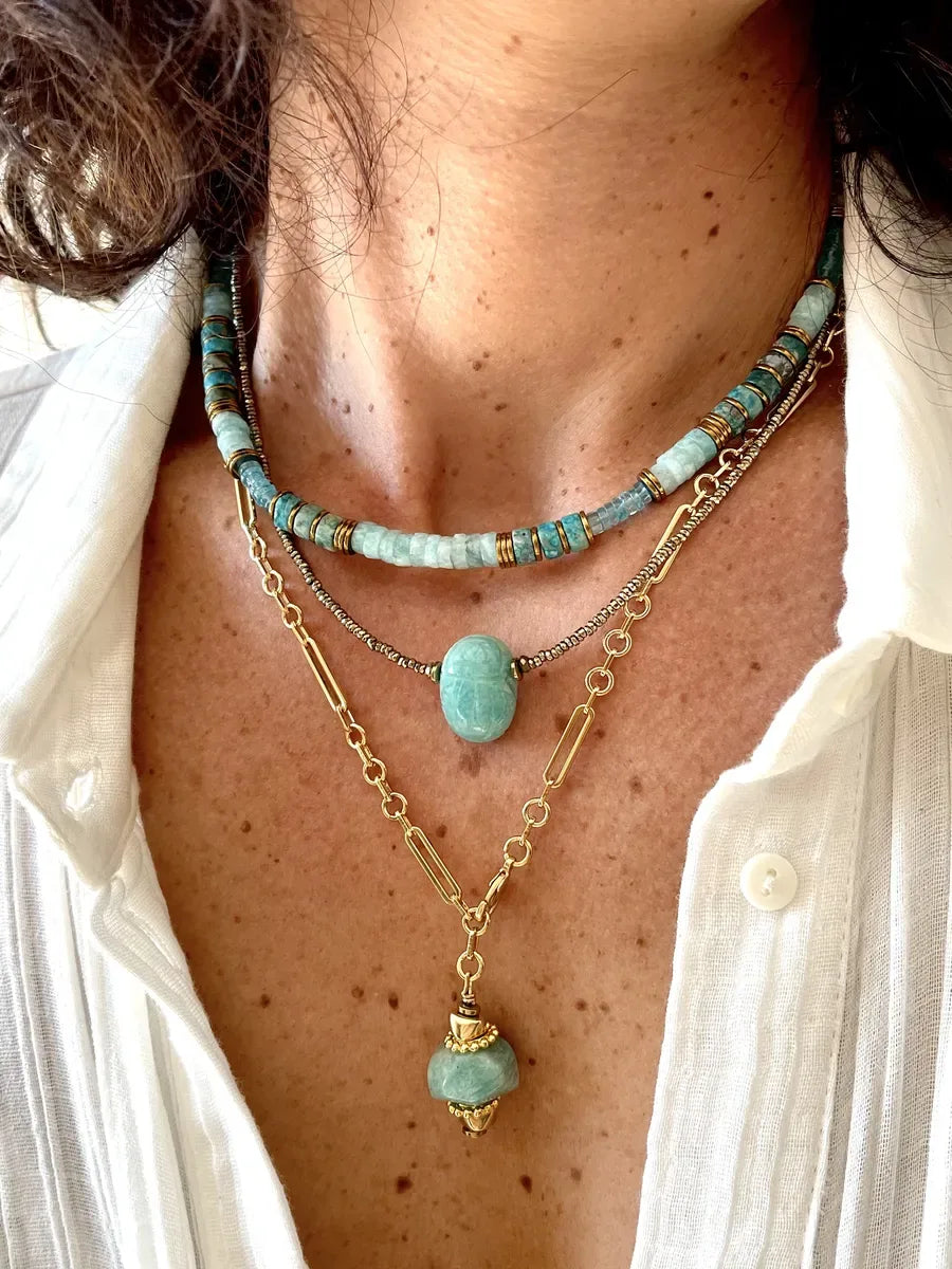 collier Varuna apatite amazonite est un collier ras de cou puka style surfeur en perles heishi pierres fines d'apatite et d'amazonite bleu lagon