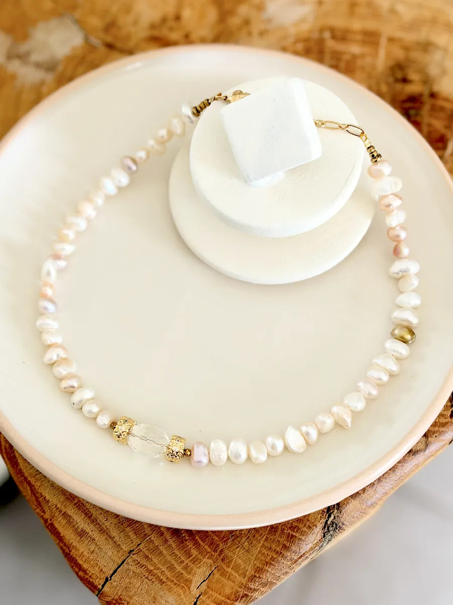 collier retro chic en perles d'eau douce et centre cristal de roche
