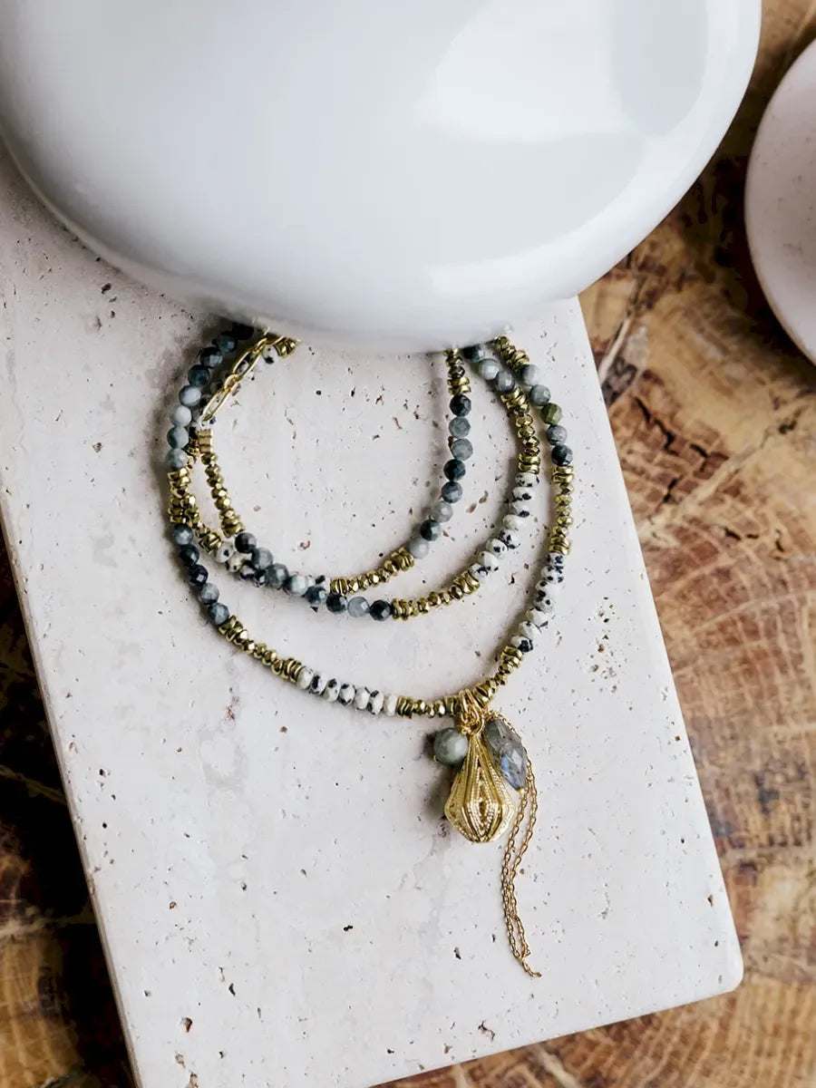 bracelet multioturs ou collier mi long freya jaspe dalmatien et labradorite