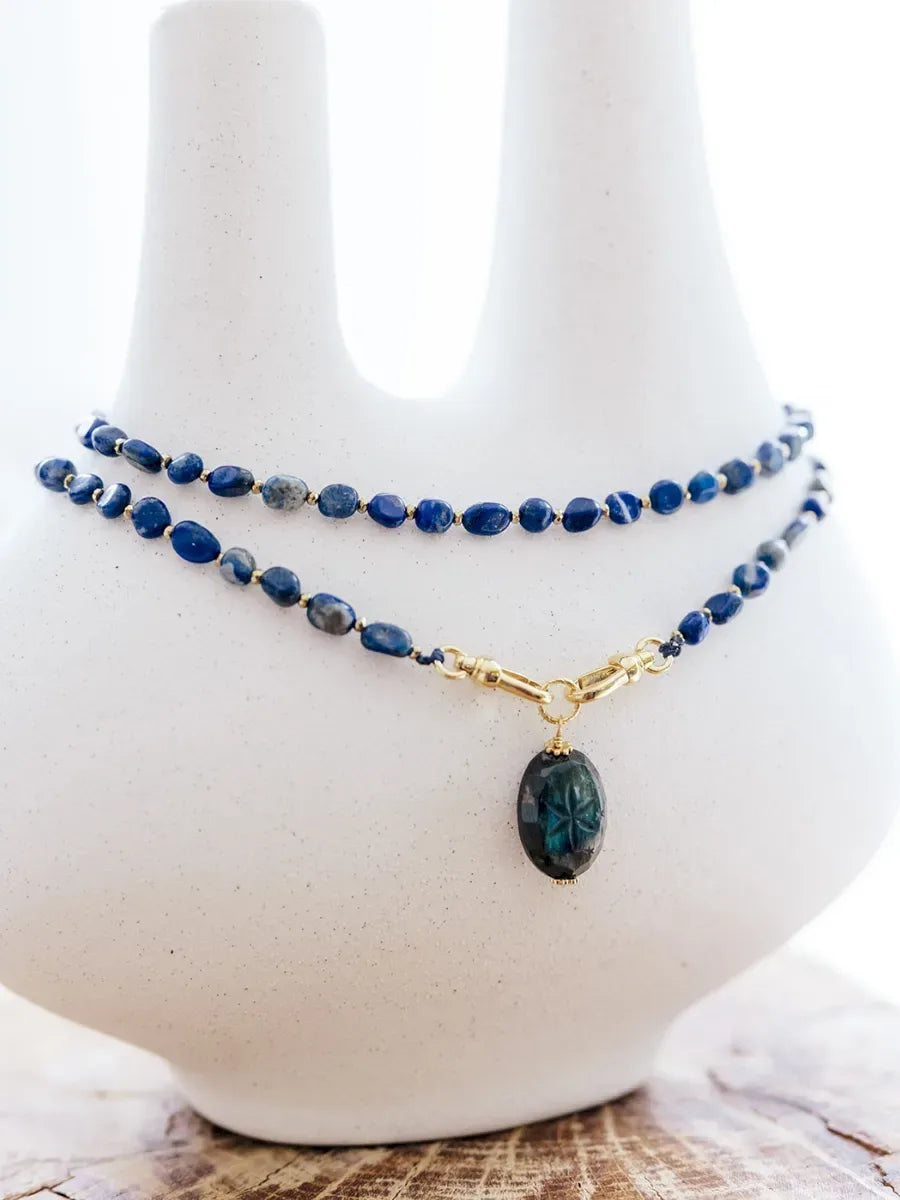 Le Lapis lazuli est la pierre de la transformation, il accompagne les passages de vie et aide au changement Il aide a trouver sagesse et intuition.