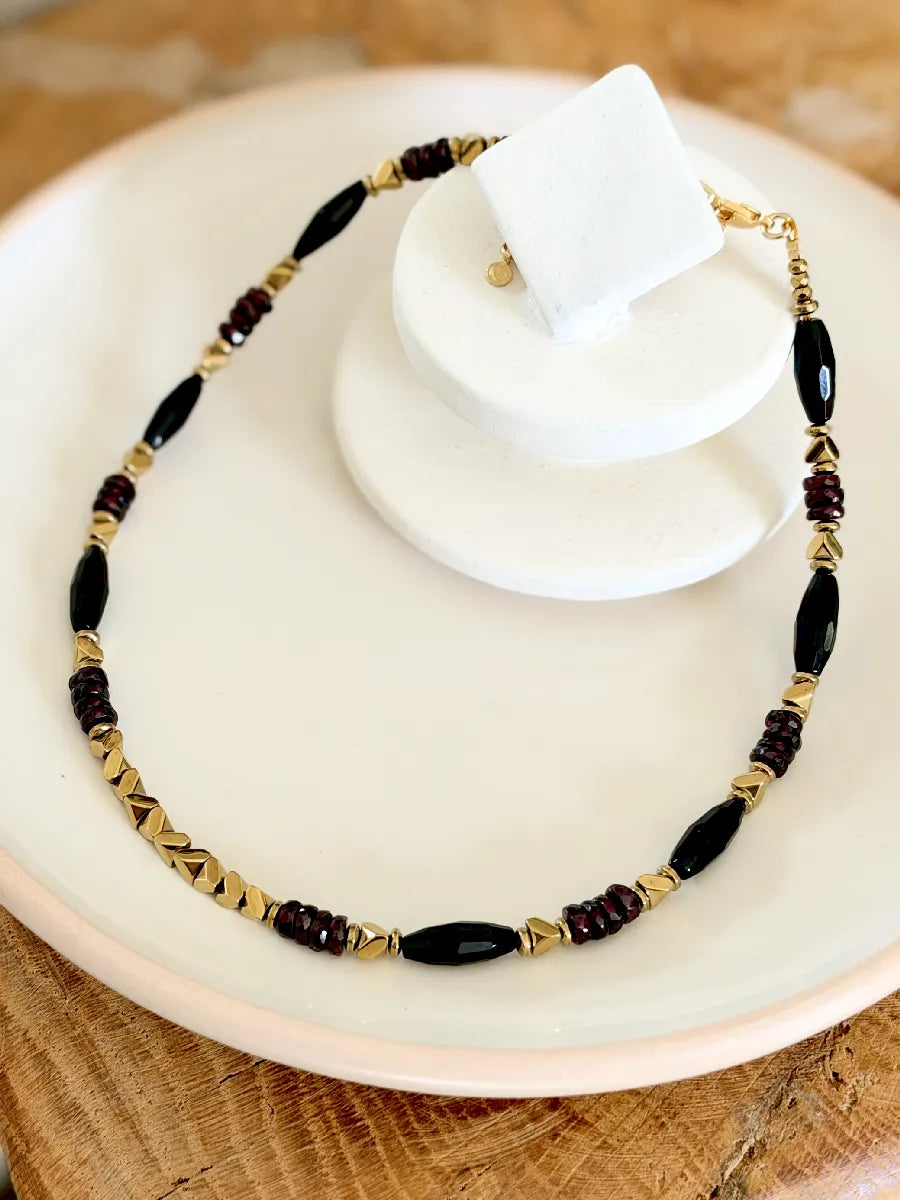 collier retro chic en grenat et spinelle et ro