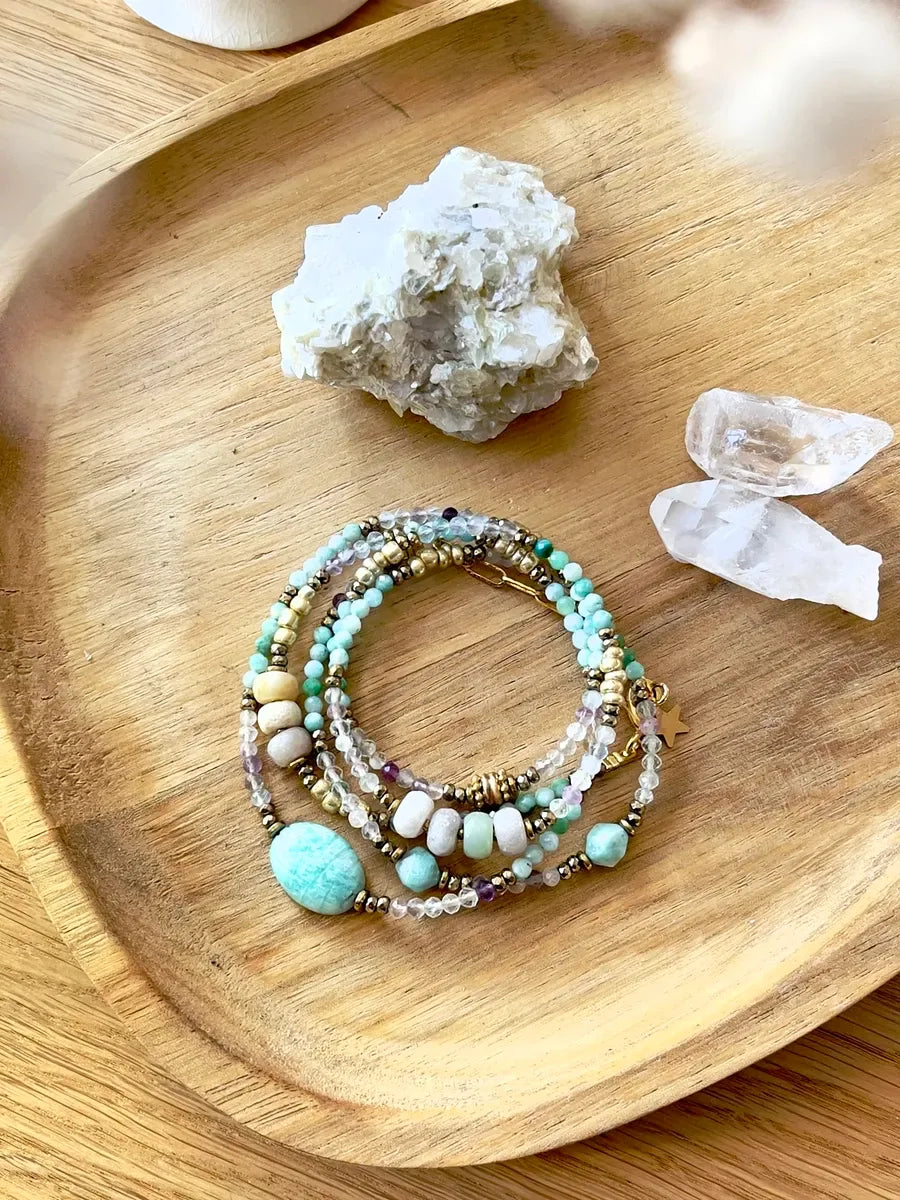 bracelet multitours amazonite fluorite est un bracelet tout en pierre de fluorine et amazonite turquoise avec un scarabée sculptée en pierre fine d'amazonite