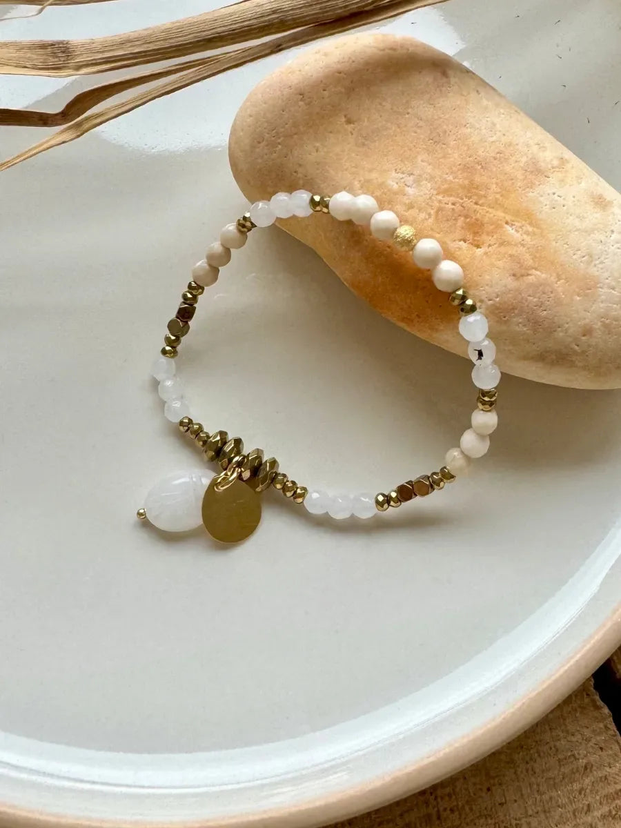 bracelet totem scarabée en pierre de lune