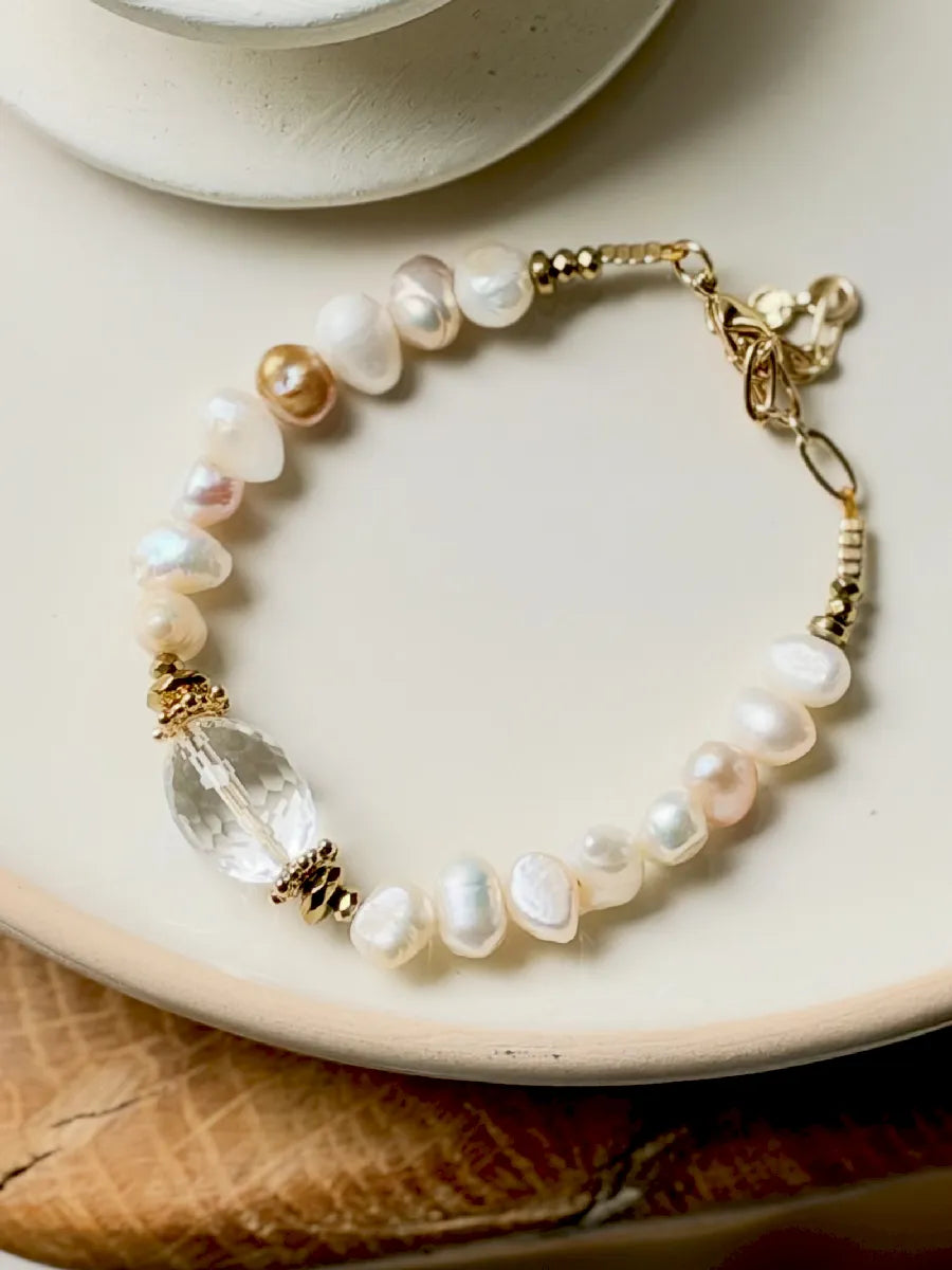 bracelet en perles et centre cristal de roche