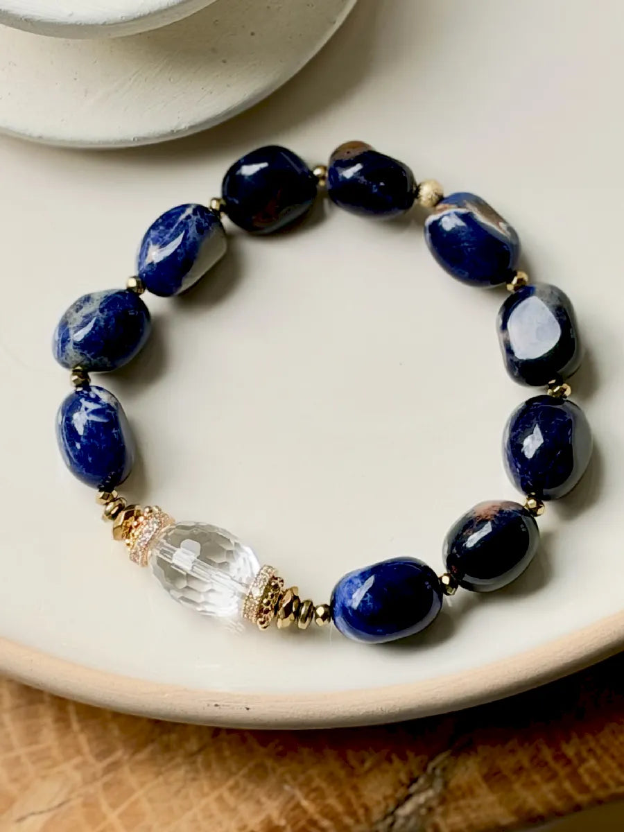 bracelet galets xl de sodalite bleu nuit et centre cristal de roche a facettes