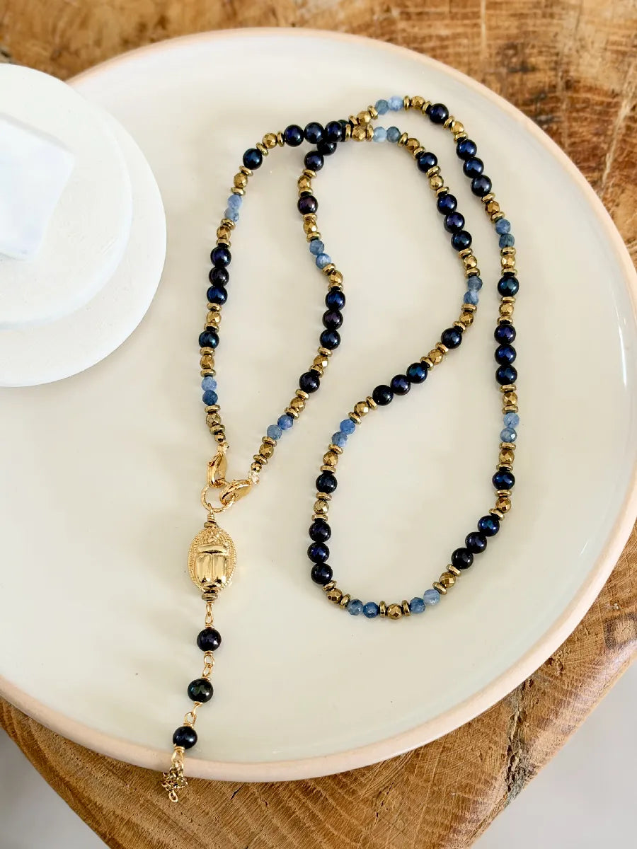 chapelet sautoir scarabée en perles noires et cyanite bleu - breloque pompon scarabée en perles noires