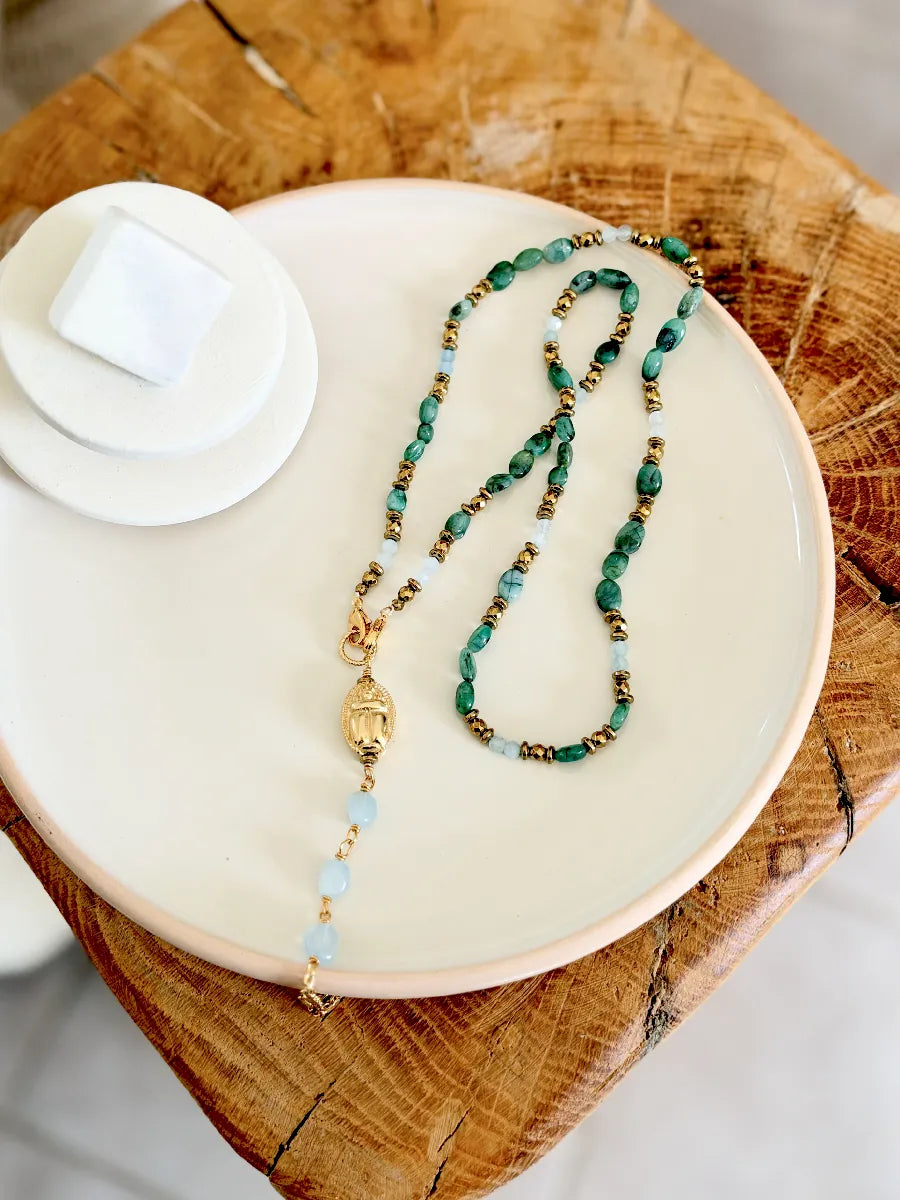 collier sautoir chapelet en pierres d'émeraude et pompon scarabée aigue marine