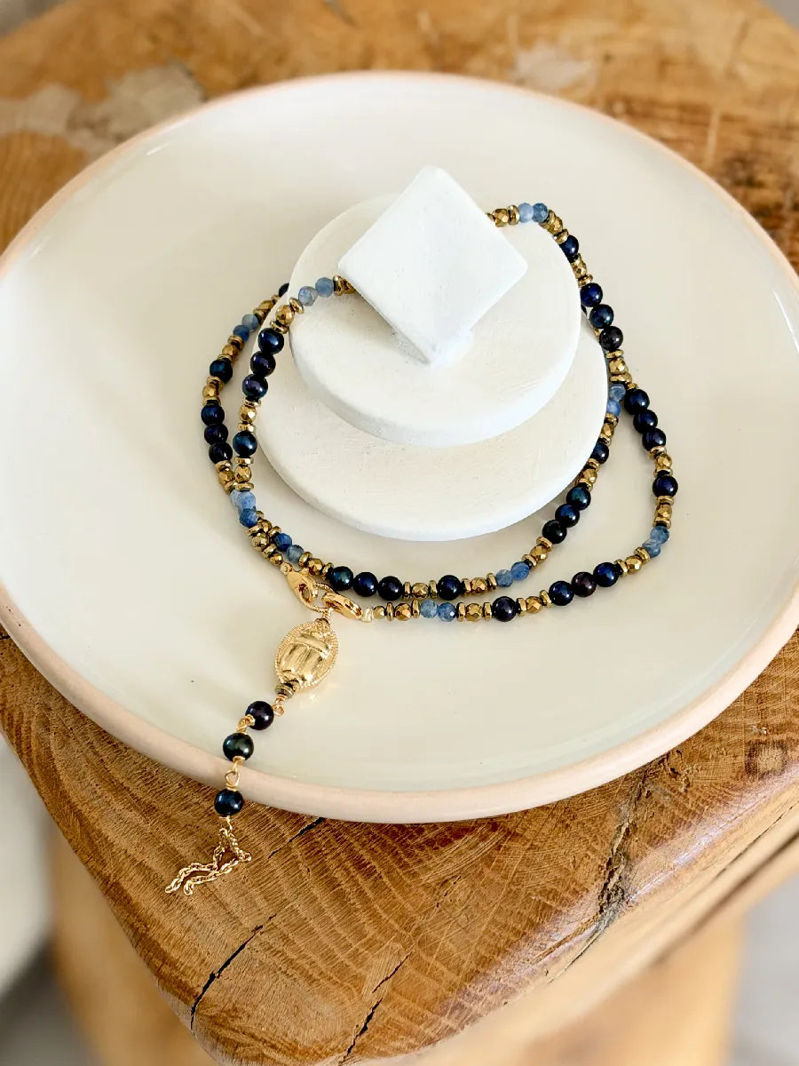chapelet sautoir scarabée en perles noires et cyanite bleu - breloque pompon scarabée en perles noires