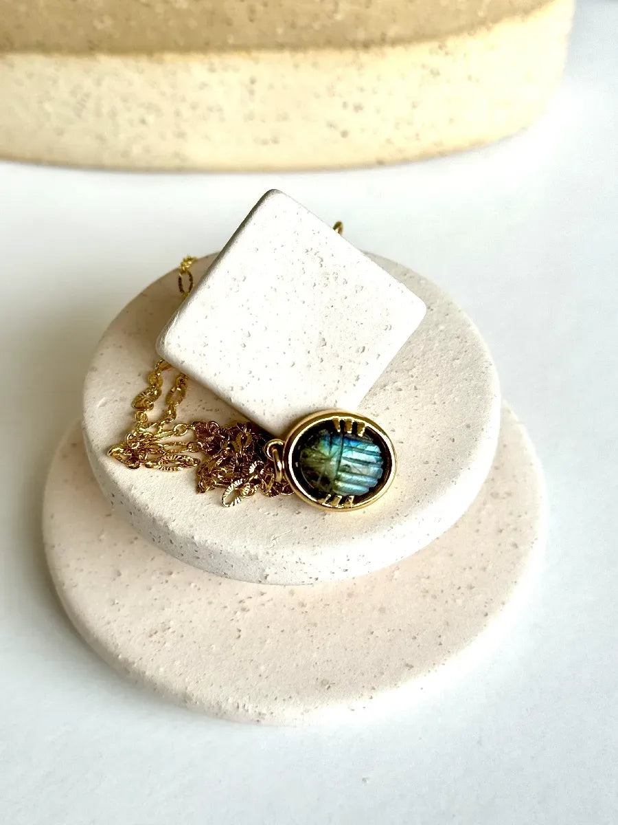 charms médaillon scarabée vintage labradorite
