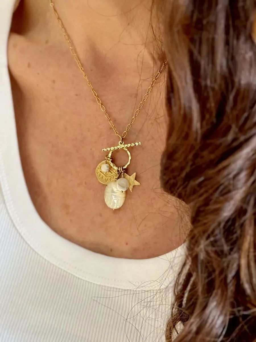 COLLIER TOGGLE SCARAB NACRE