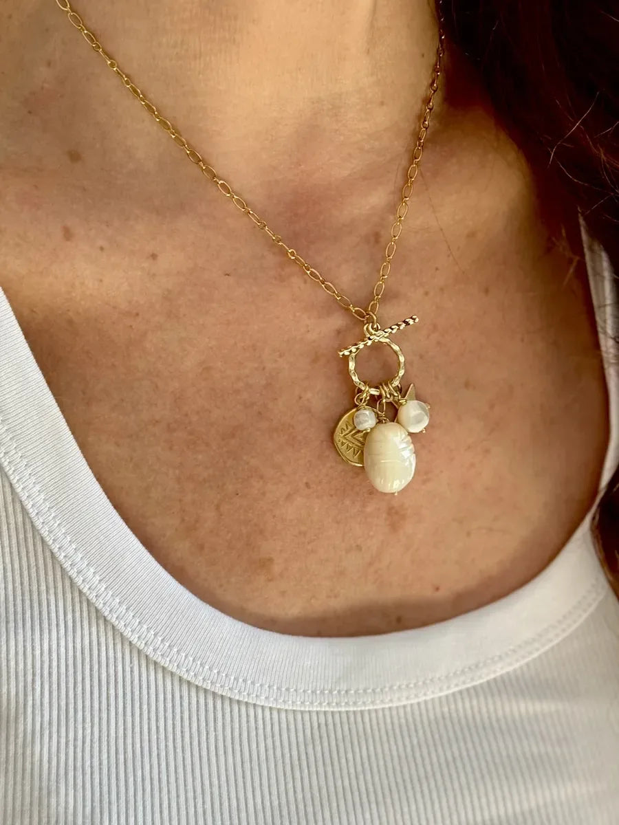 COLLIER TOGGLE SCARAB NACRE