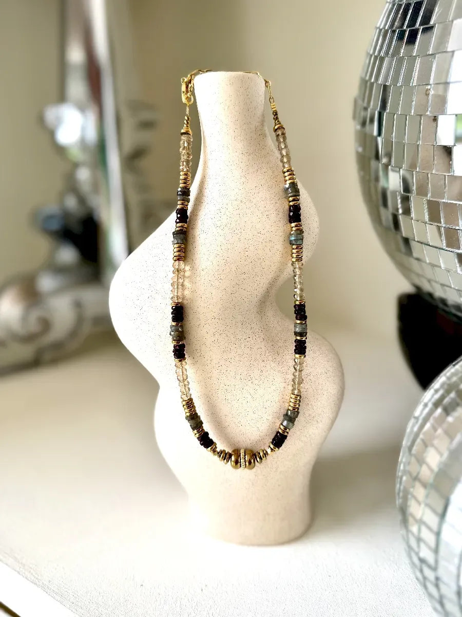 Collier en grenat, vue 3 - Paulette Quincaillerie