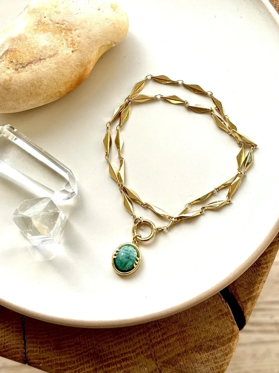 collier ERA maille losange vintage or et pendentif scarabée emeraude