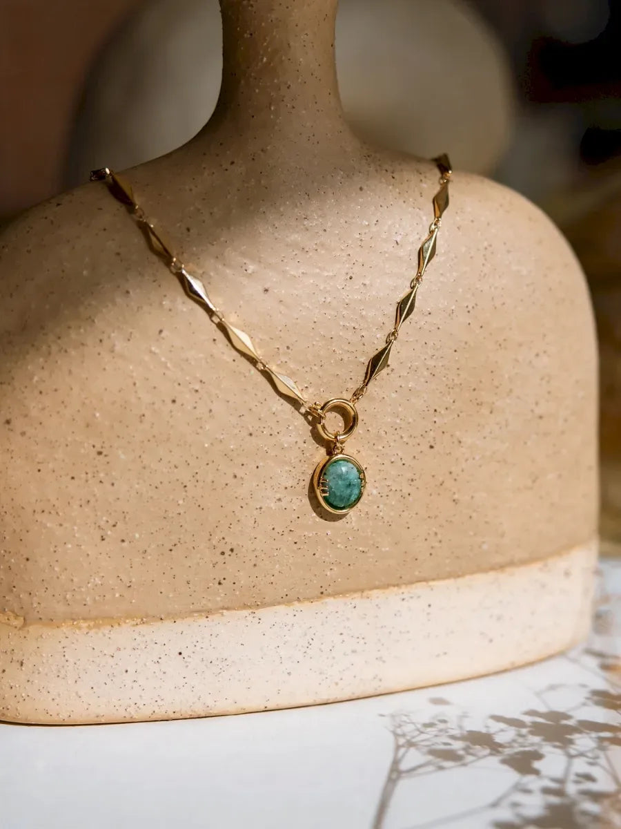 collier scarabée emeraude