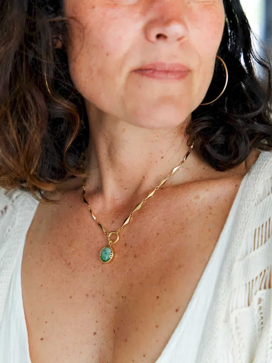 collier emeraude scarabée