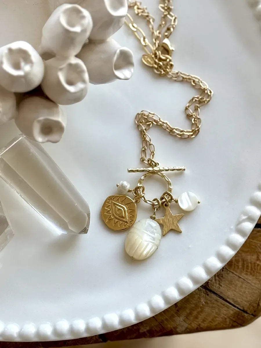 COLLIER TOGGLE SCARAB NACRE