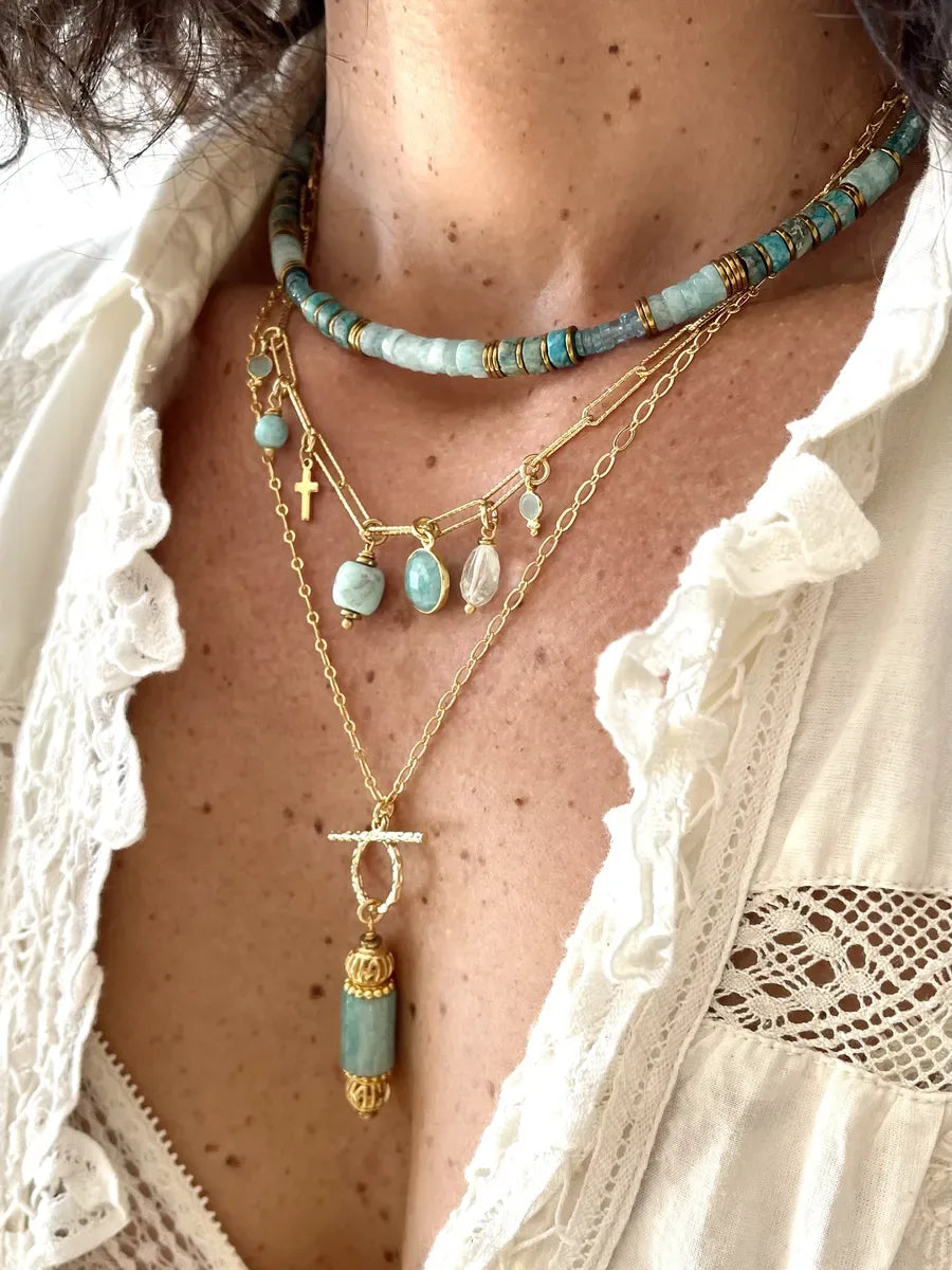 sautoir Toggle amazonite est un sautoir sur chaine fine doré à l'or fin 24k avec un pendentif cartouche en amazonite turquoise