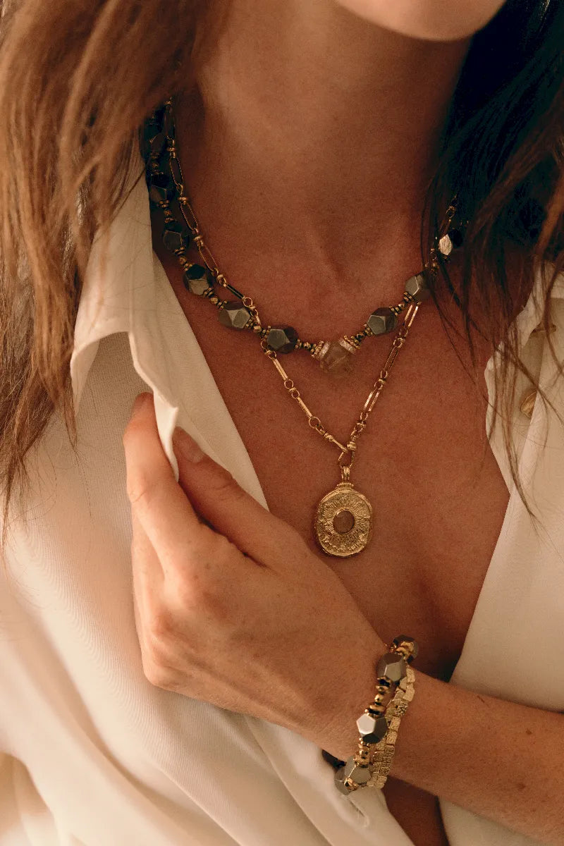 collier pépites de pyrite pliées et goutte a facette centrale en quarta rutile or