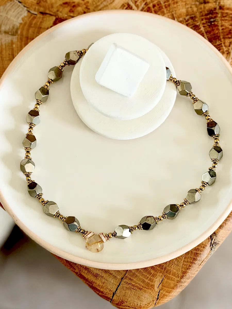 collier pépites de pyrite pliées et goutte a facette centrale en quarta rutile or