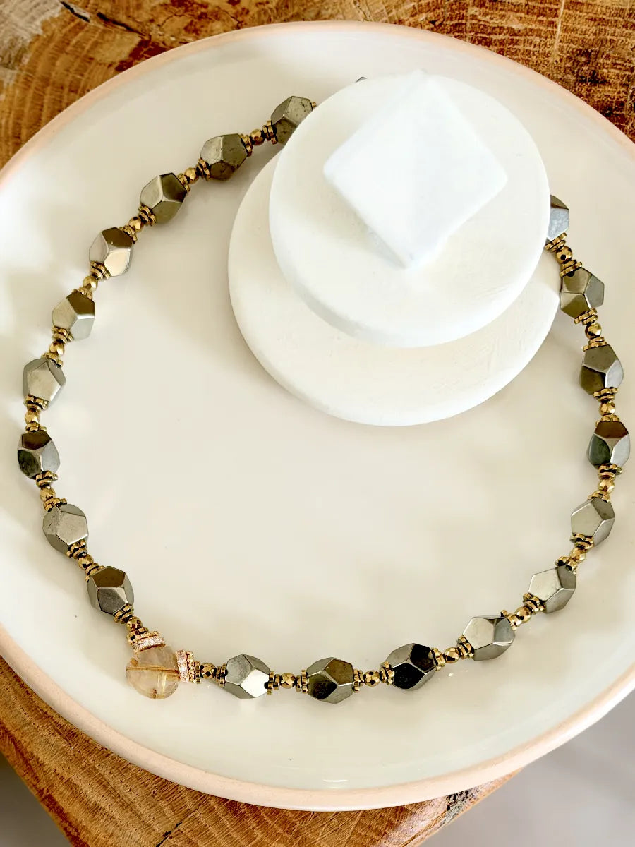 collier pépites de pyrite pliées et goutte a facette centrale en quarta rutile or