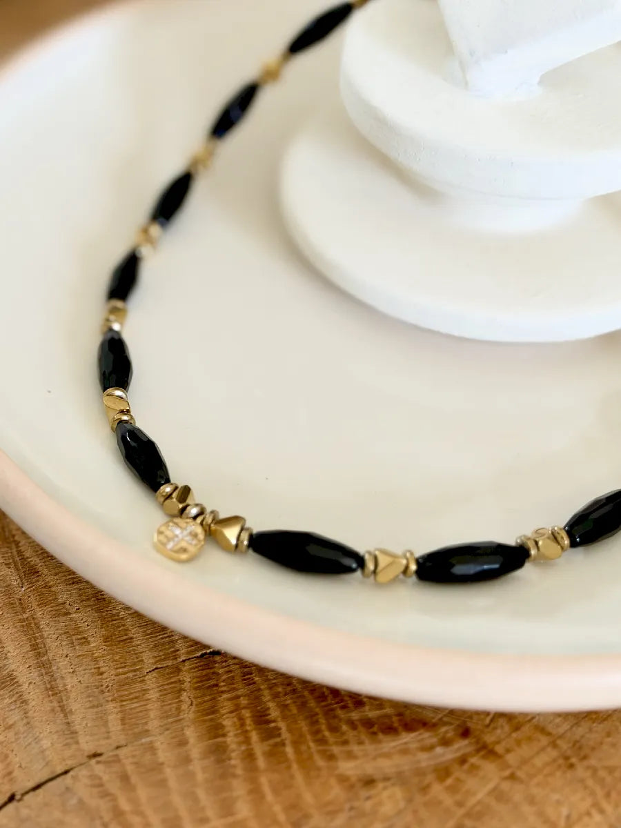 collier amor en pierres naturelles de spinelles noires et médaille or croix zircon