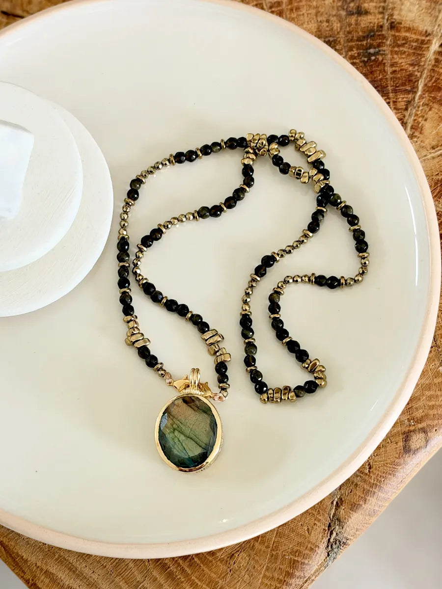 sautoir en pierres naturelles niña pépites obsidienne dorés médaillon mantra obsidienne