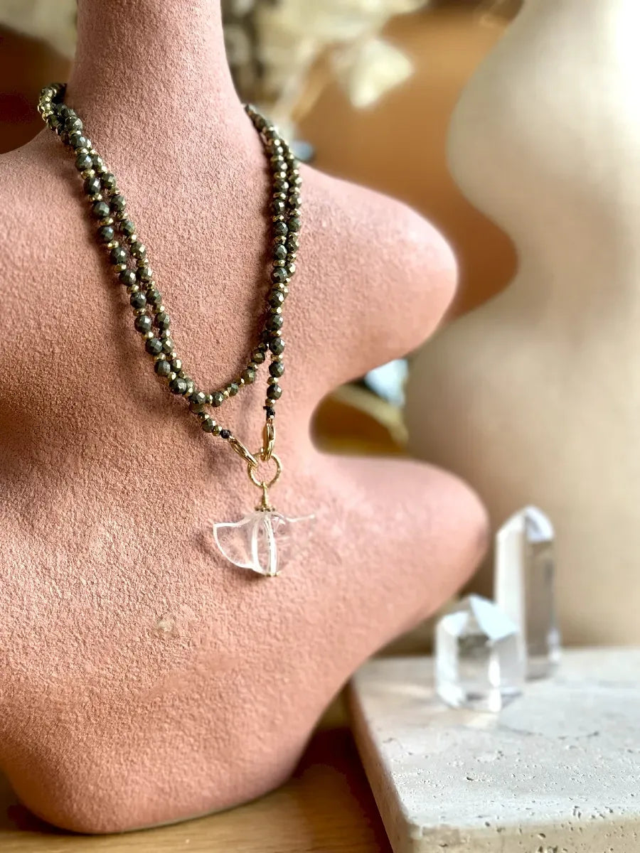 pendentif scarabée cristal de roche et sautoir nina pyrite
