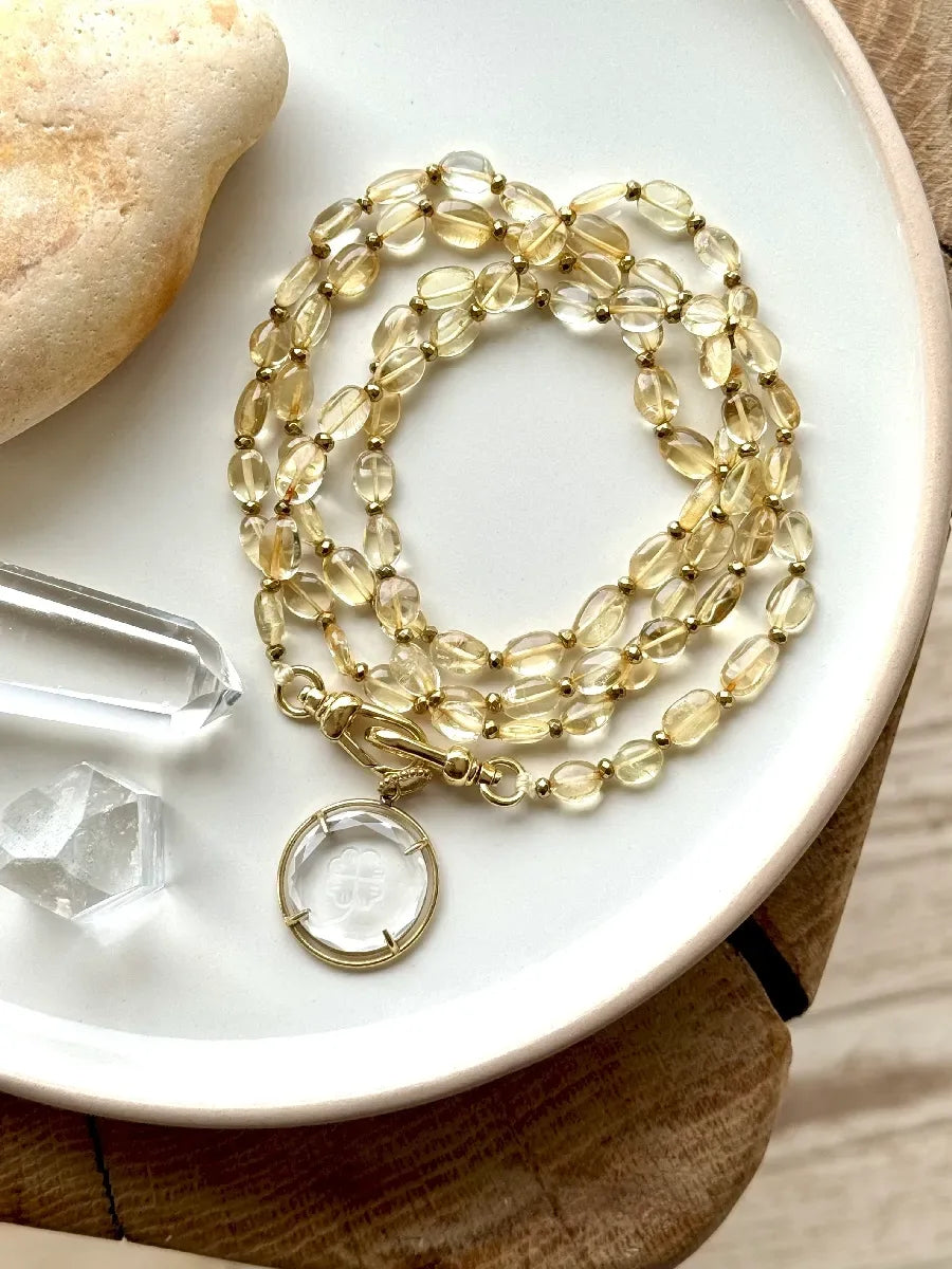 sautoir citrine pendentif serti crustal de roche trefle