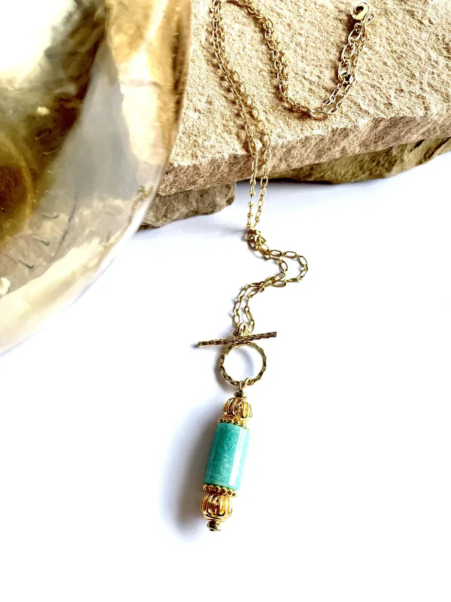 autoir Toggle amazonite est un sautoir sur chaine fine doré à l'or fin 24k avec un pendentif cartouche en amazonite turquoise