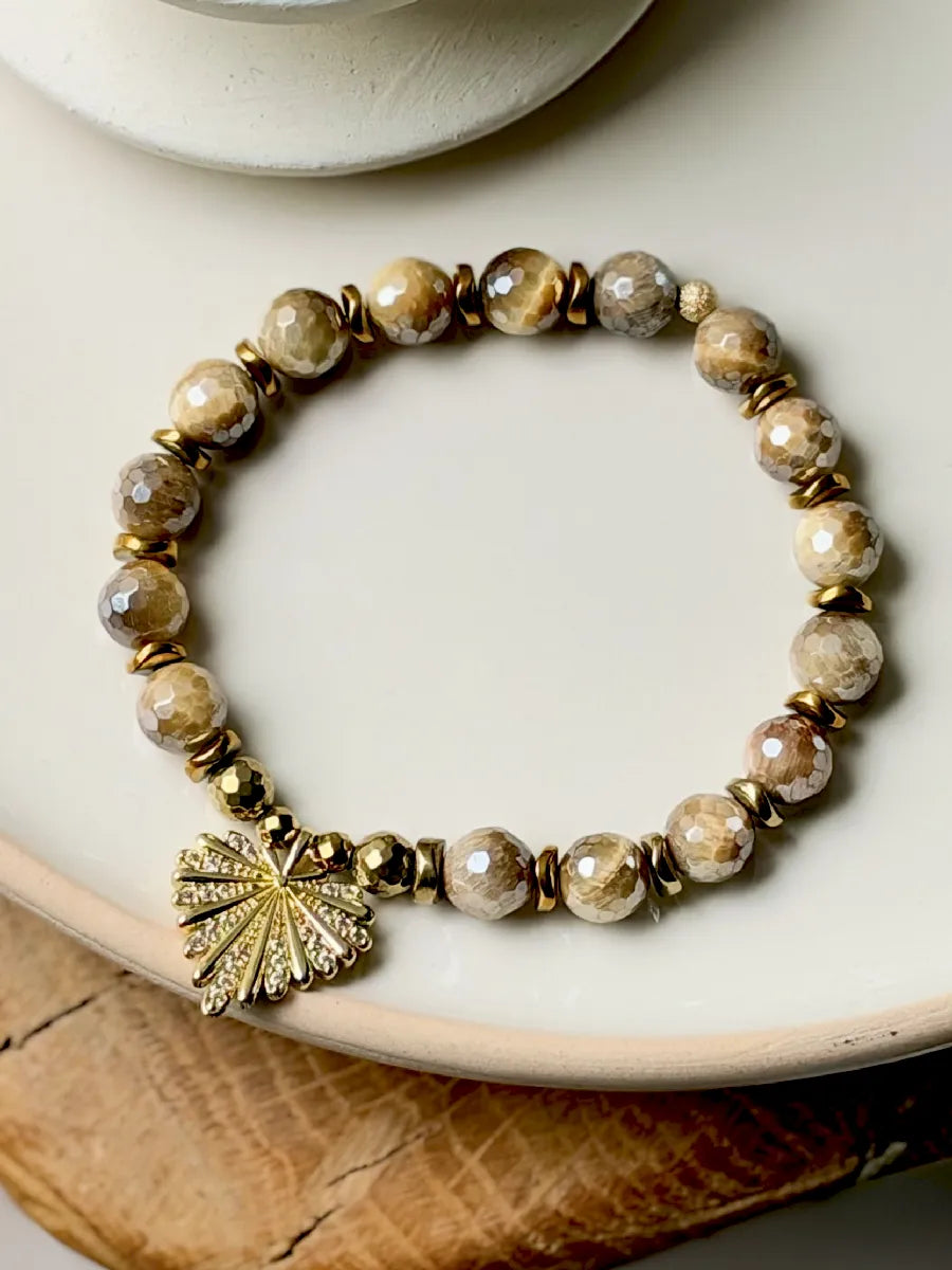 bracelet en pierres naturelles d'oeil de tigre et médaillon coeur zircon pour femme ayant besoin de confiance en elle et de protection