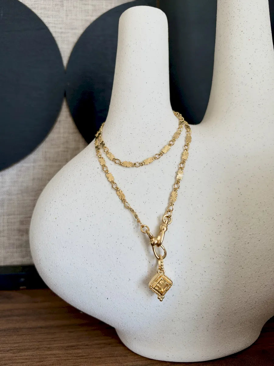 chaine fine et délicate dorée a l'or fin avec des mousquetons pour y accrocher tous vos pendentifs