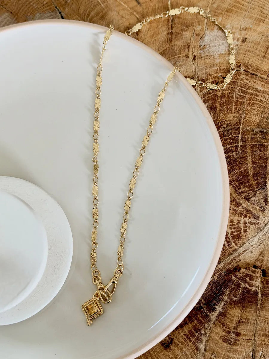 chaine fine et délicate dorée a l'or fin avec des mousquetons pour y accrocher tous vos pendentifs