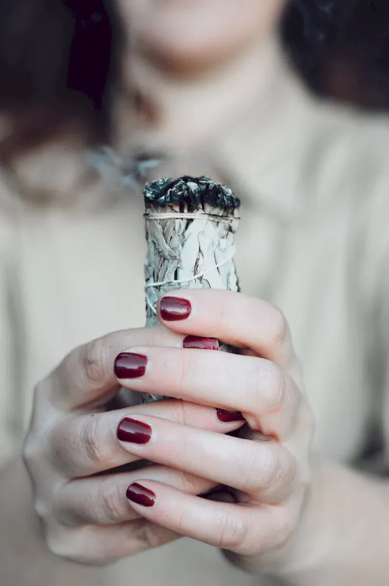 baton de sauge blanche pour purifier les bijoux et les pierres