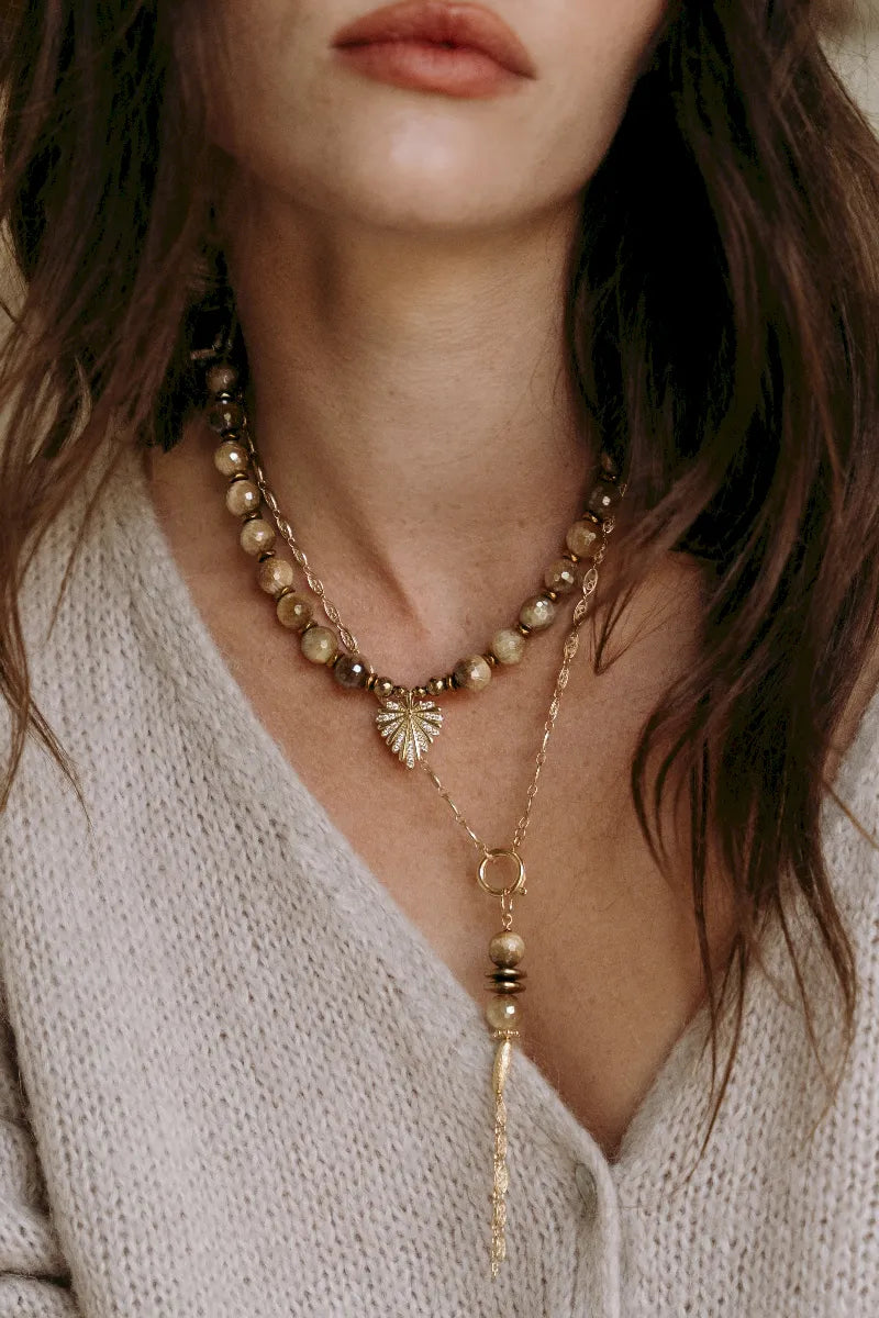 collier en pierres naturelles d'oeil de tigre et médaillon coeur zircon pour femme ayant besoin de confiance en elle et de protection
