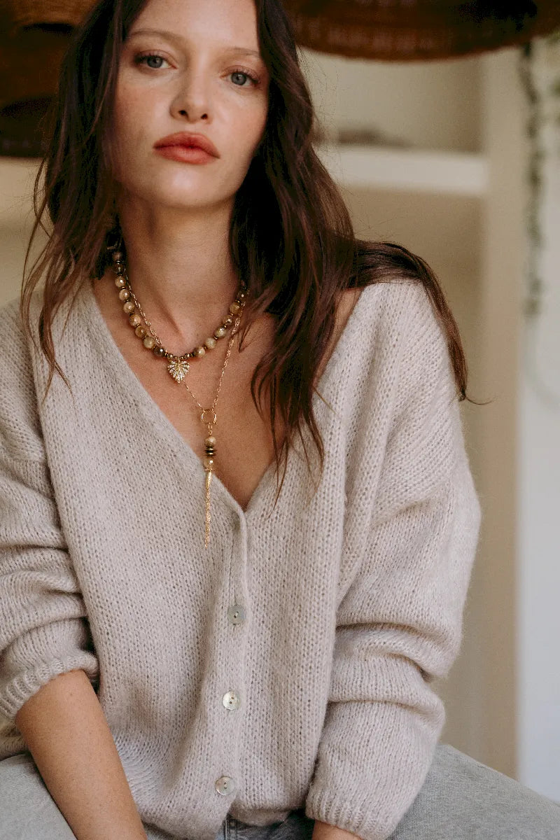 collier en pierres naturelles d'oeil de tigre et médaillon coeur zircon pour femme ayant besoin de confiance en elle et de protection