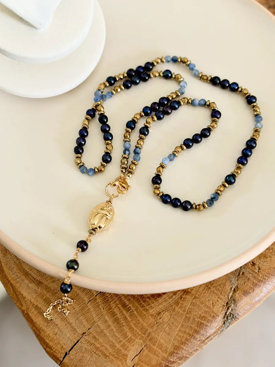 chapelet sautoir scarabée en perles noires et cyanite bleu - breloque pompon scarabée en perles noires