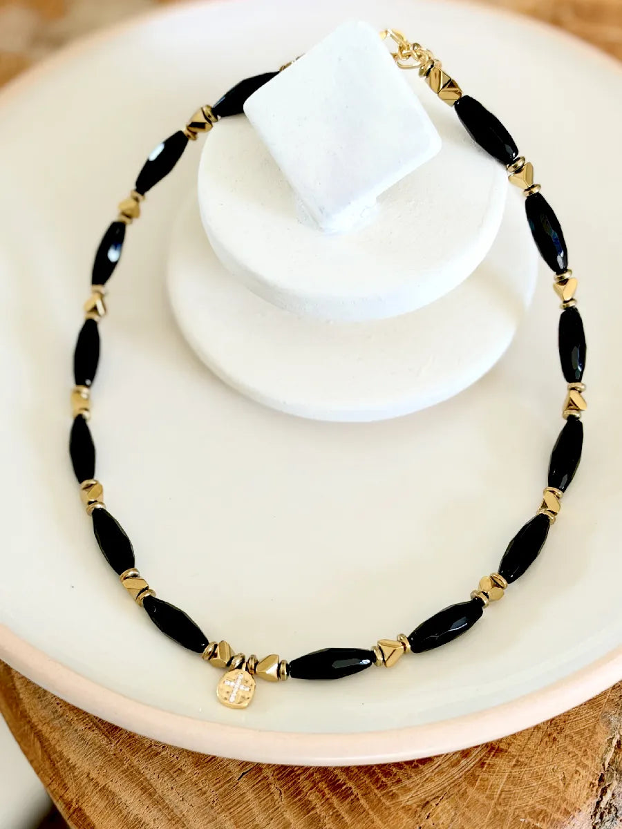 collier amor en pierres naturelles de spinelles noires et médaille or croix zircon