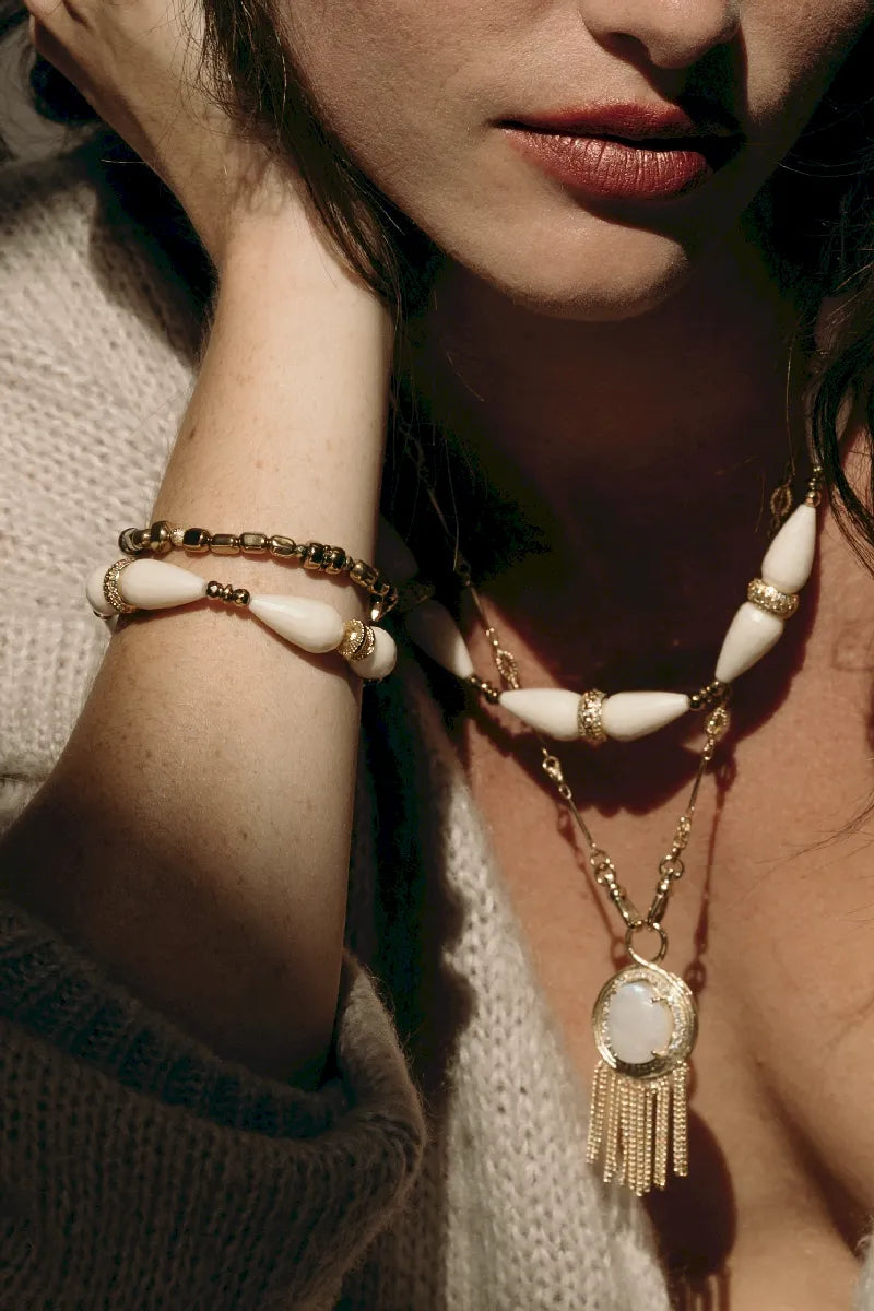 collier en bois fossile sultane rehaussées de zircons et chaine a frange pierre de lune