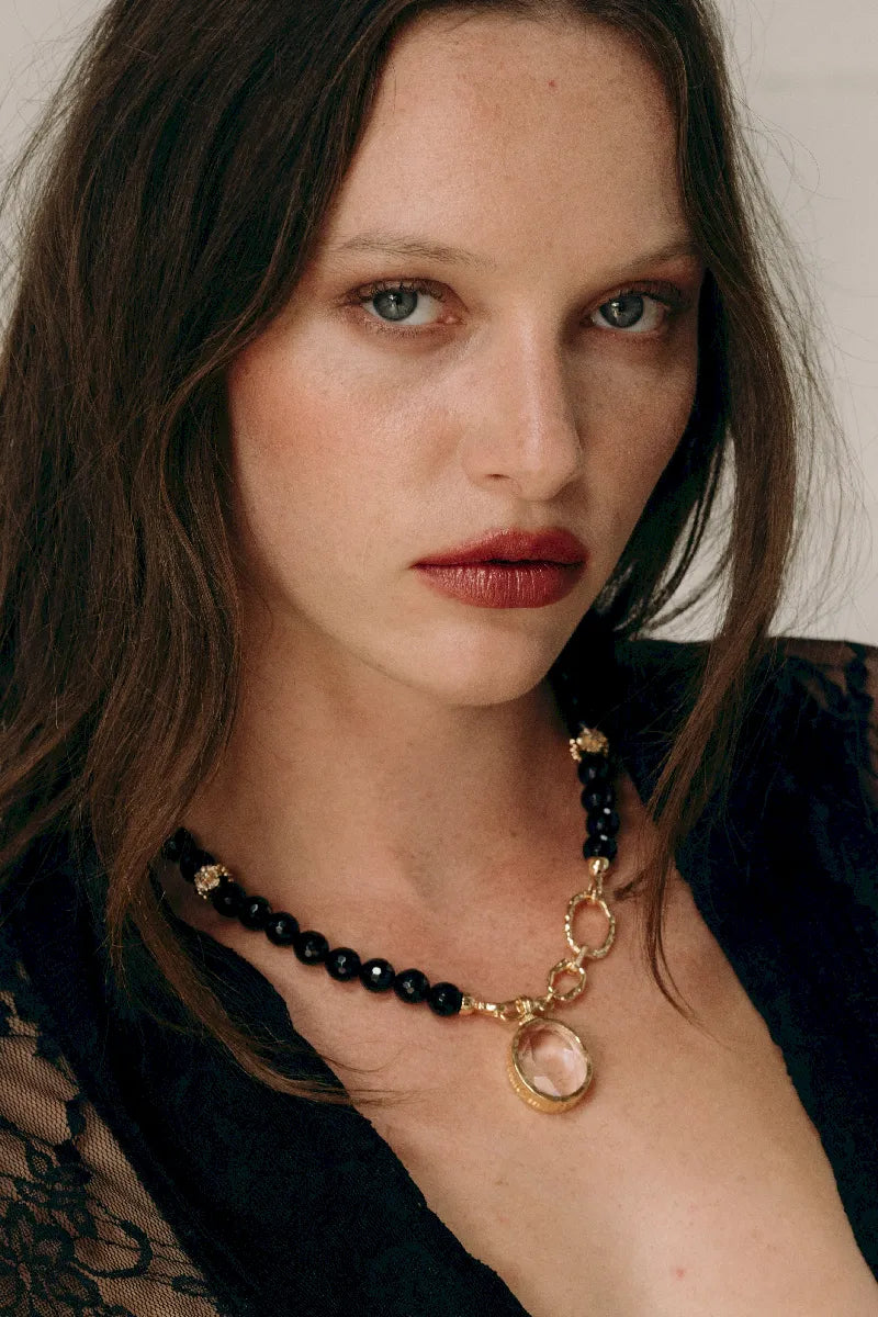 collier retro chic constance en pierres noires a facettes - fleurs or est zircons et fermoir maille martelée et zircons