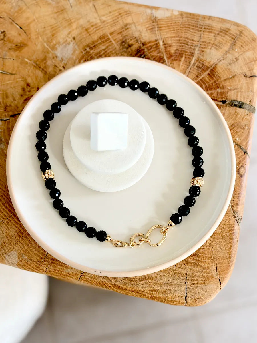 collier retro chic constance en pierres noires a facettes - fleurs or est zircons et fermoir maille martelée et zircons