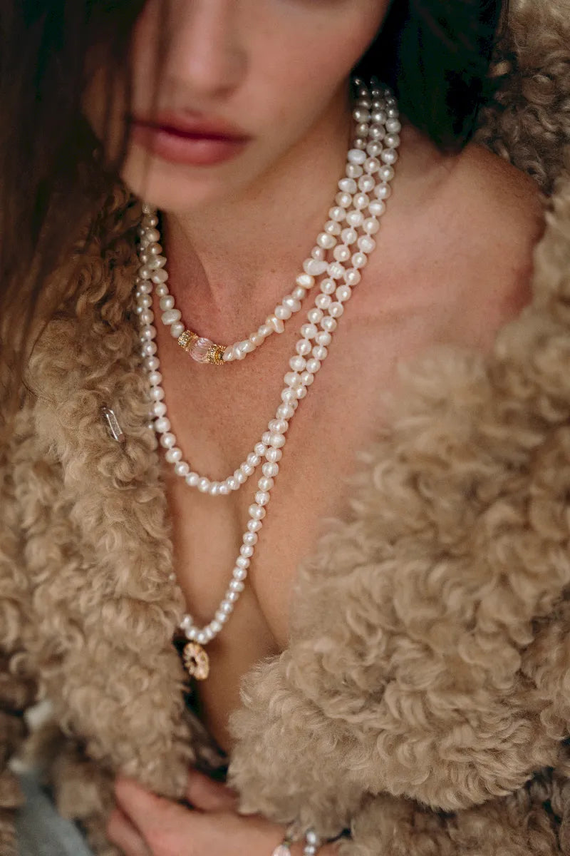 collier retro chic en perles d'eau douce et centre cristal de roche 