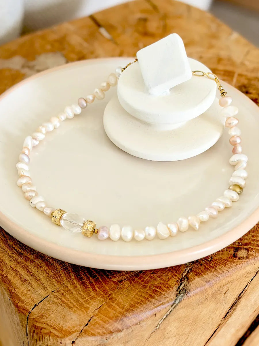 collier retro chic en perles d'eau douce et centre cristal de roche 