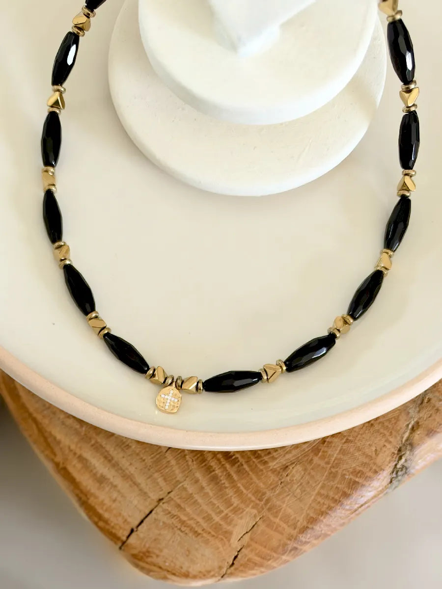 collier amor en pierres naturelles de spinelles noires et médaille or croix zircon
