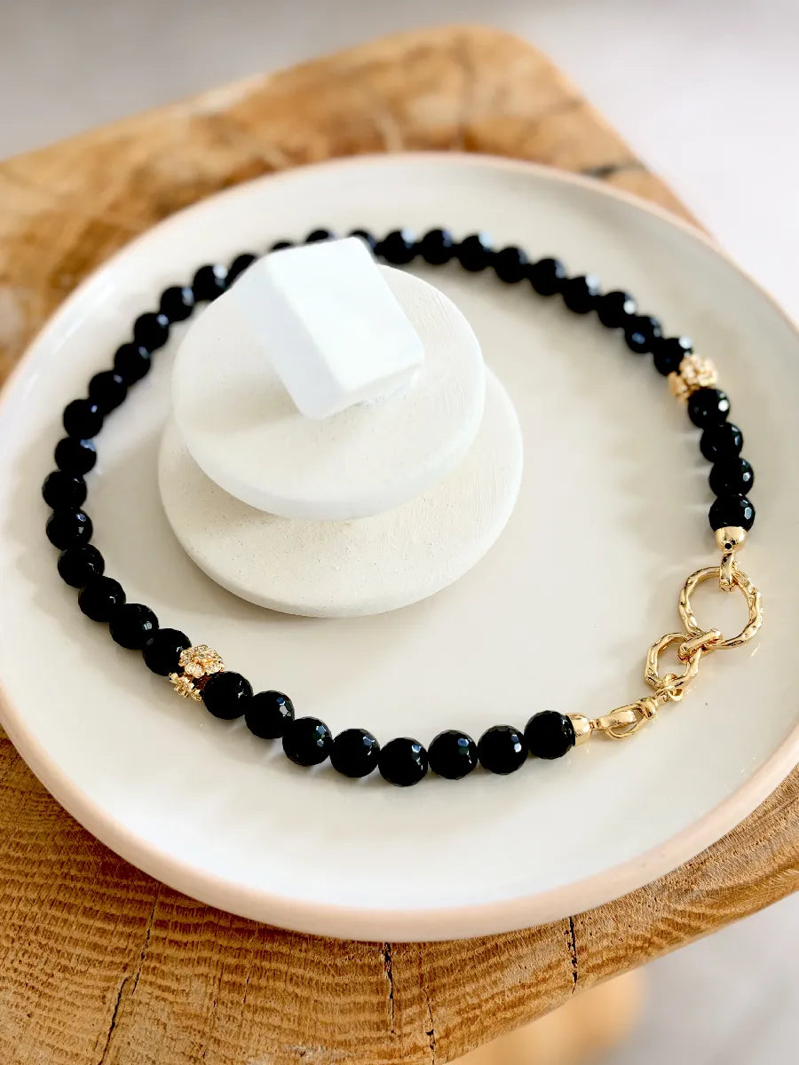 collier retro chic constance en pierres noires a facettes - fleurs or est zircons et fermoir maille martelée et zircons