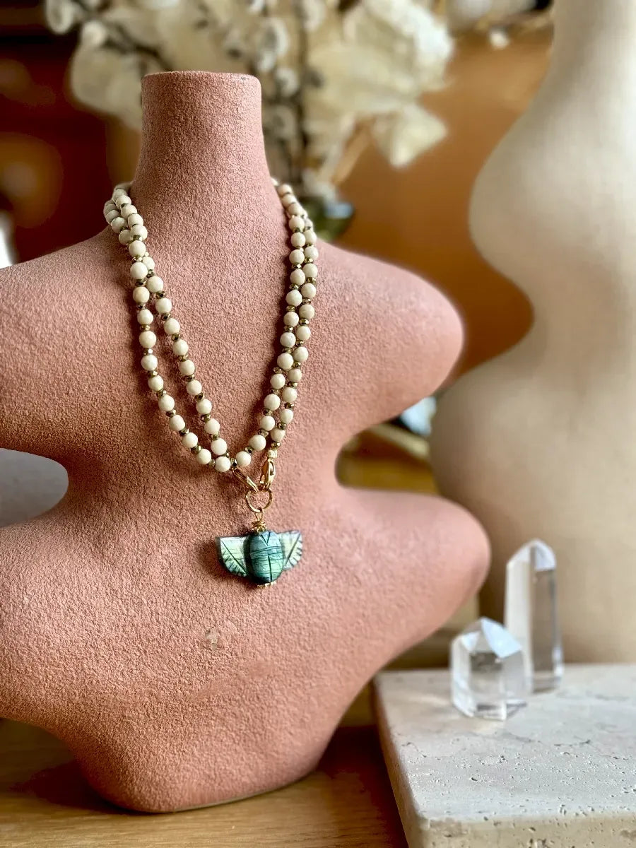 sautoir niña bois fossile et charm scarabée labradorite