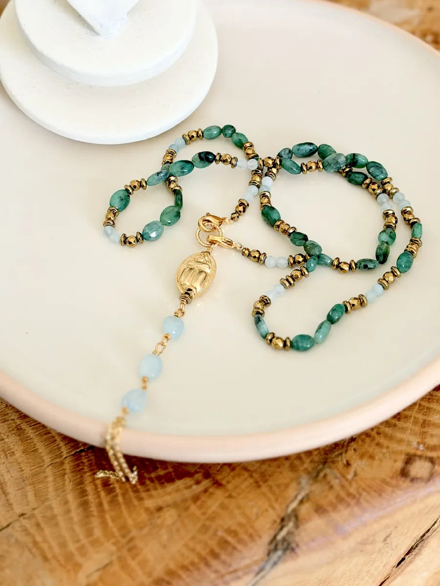 collier sautoir chapelet en pierres d'émeraude et pompon scarabée aigue marine