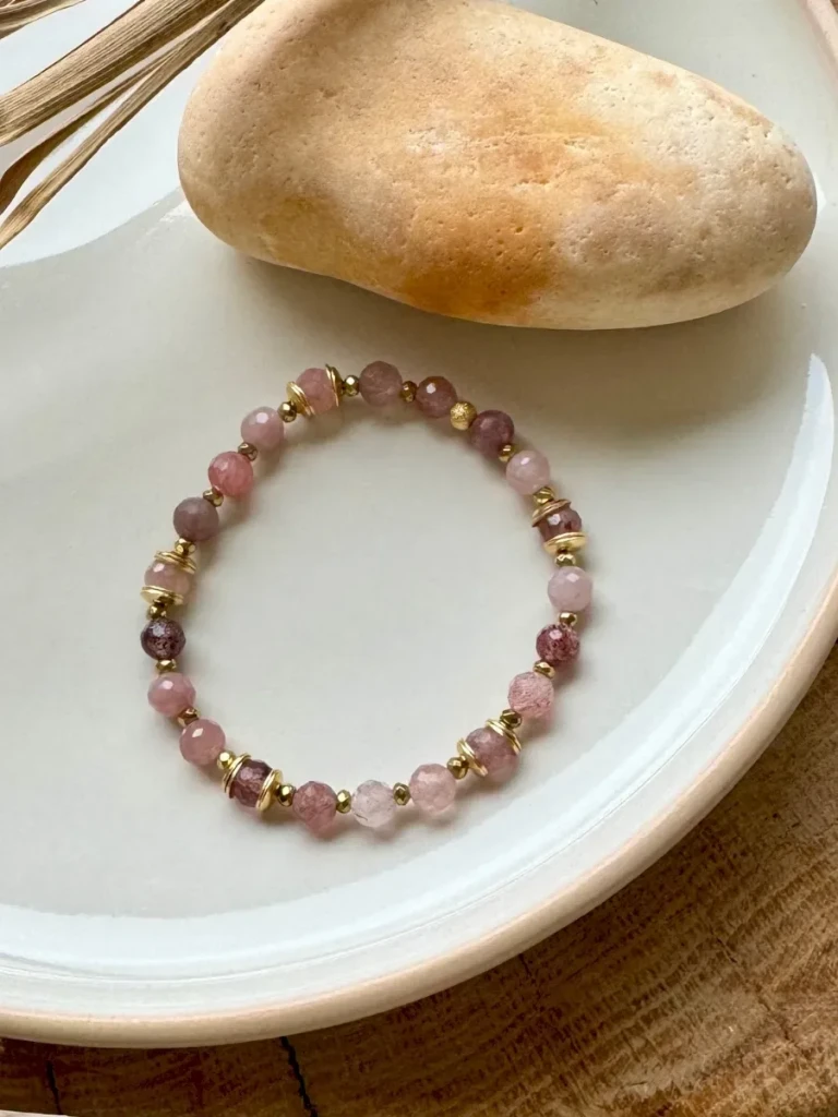 bracelet-quartz-fraise-rose-bijoux-pierres-naturelles-lithotherapie-paulettequincaillerie-semi-precieuses_16 bracelet élastique en quartz fraise
