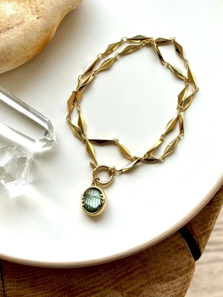 collier maille losange vintage et médaillon scarabée en labradorite