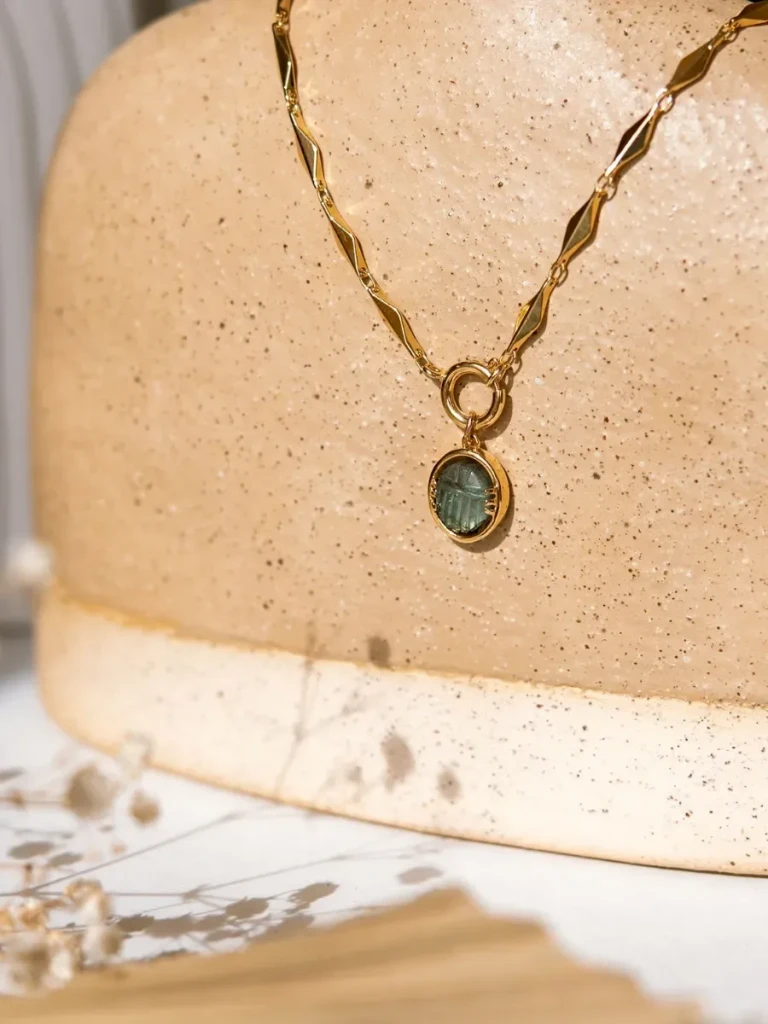 collier vintage serti scarabée labradorite