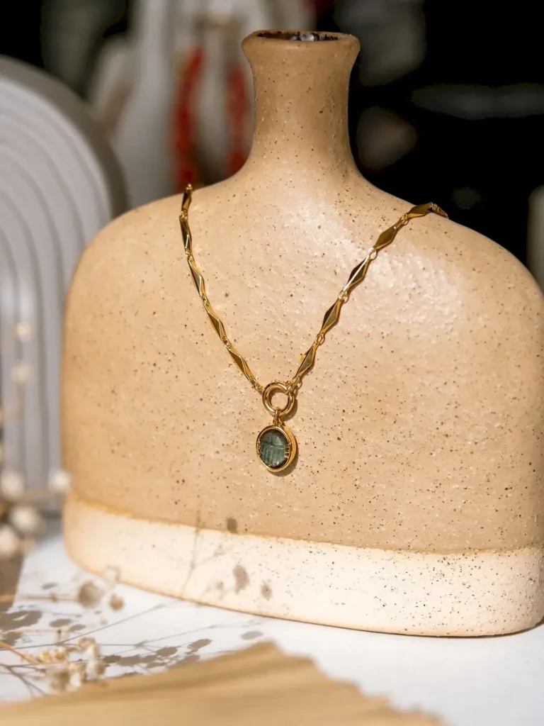 collier médaillon scarabée labradorite